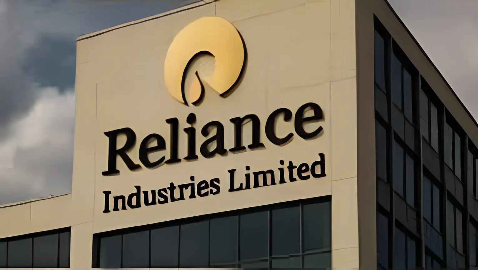 Reliance Industries Hits New 52-Week High as JPMorgan Turns Bullish on 2026 Outlook — Stock Rises 1.5%